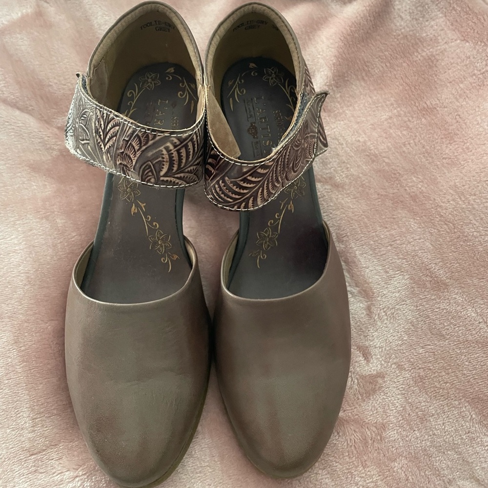 L’ARTISTE spring step Velcro strap wedge.